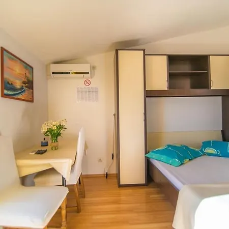 Apartments With A Parking Space Mali Rat Sumpetar Exterior photo